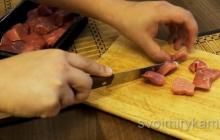 Ako variť bravčový guláš s omáčkou na panvici podľa receptu krok za krokom s fotografiami